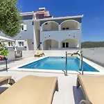 Appart hôtel Dalmatian Child With Swimming Pool, Close To The