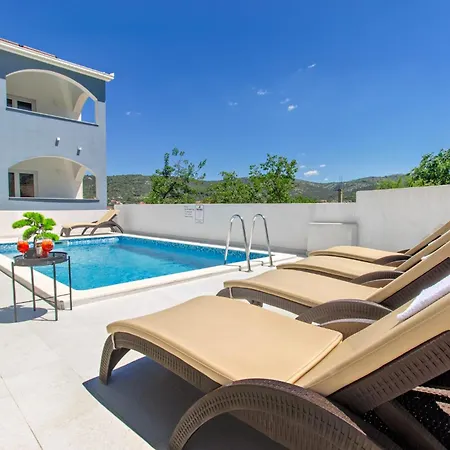 Aparthotel Dalmatian Child With Swimming Pool, Close To The