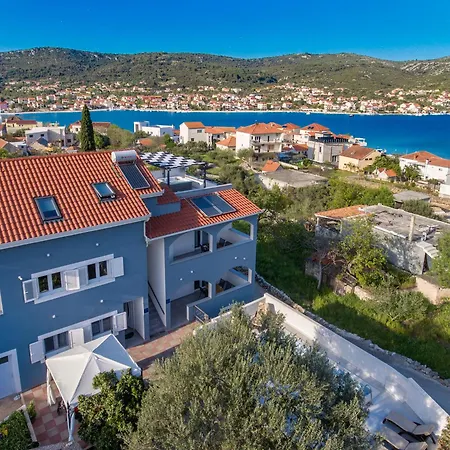 Ξενοδοχείο με διαμερίσματα Dalmatian Child With Swimming Pool, Close To The