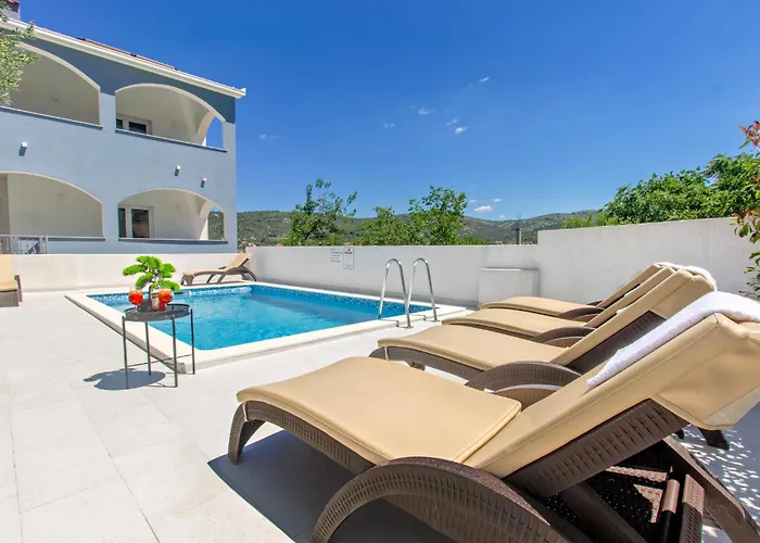 Ξενοδοχείο με διαμερίσματα Dalmatian Child With Swimming Pool, Close To The