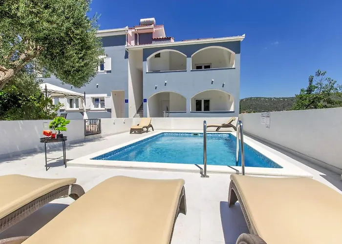 Ξενοδοχείο με διαμερίσματα Dalmatian Child With Swimming Pool, Close To The