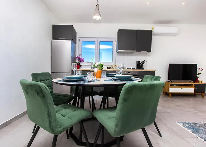 Ξενοδοχείο με διαμερίσματα Dalmatian Child With Swimming Pool, Close To The Vinišće