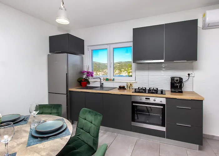 Dalmatian Child With Swimming Pool, Close To The Ξενοδοχείο με διαμερίσματα Vinišće