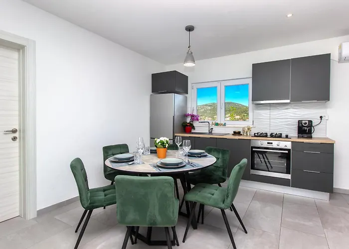 Dalmatian Child With Swimming Pool, Close To The Ξενοδοχείο με διαμερίσματα