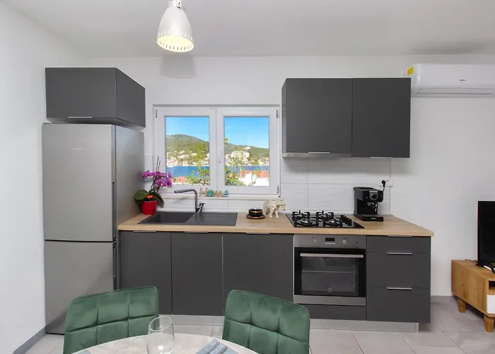 Dalmatian Child With Swimming Pool, Close To The 3* Vinišće