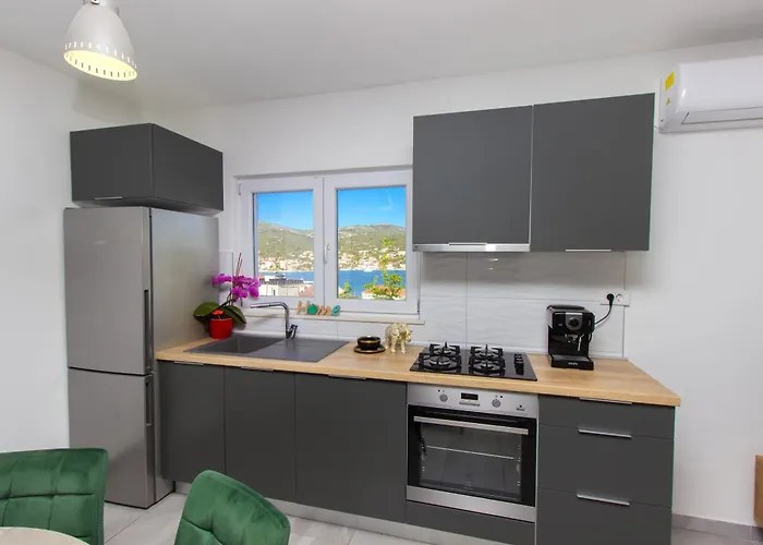 Ξενοδοχείο με διαμερίσματα Dalmatian Child With Swimming Pool, Close To The